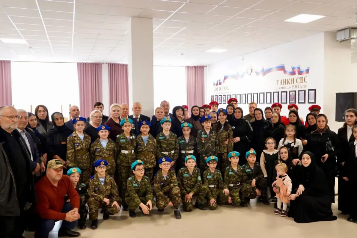 В школе Махачкалы при поддержке «Единой России» открыли 11 новых Парт Героя