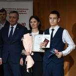 Игорь Кобзев в День Конституции вручил школьникам из Братска и Братского района паспорта