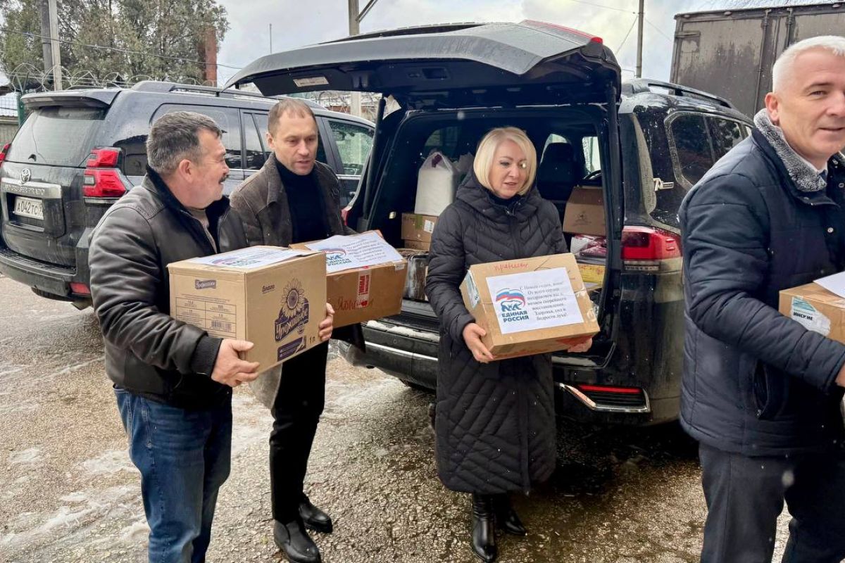 Представители партийного проекта «Предпринимательство» привезли в военный госпиталь рождественские подарки