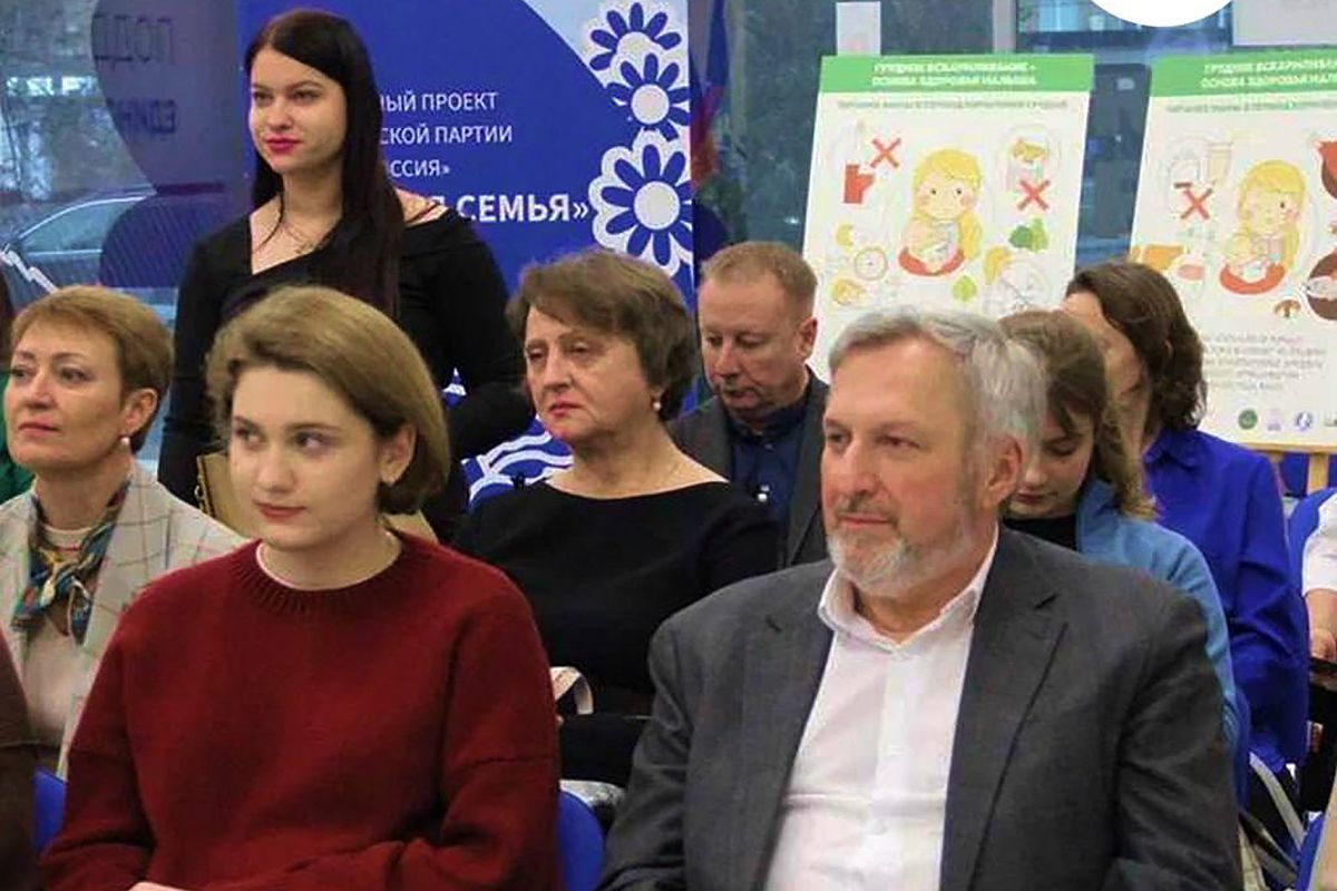 Партпроект «Единой России» «Крепкая семья» передал информационные плакаты медучреждениям Курска