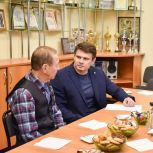 «Возможность погрузиться в работу и быть полезным городу»: депутаты Госдумы, Заксобрания и муниципальных советов возглавили сотни партийных первичек в Петербурге