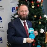 В Вологодской области дан официальный старт Всероссийской акции «Ёлка желаний». Первым шар с новогодней ели снял Губернатор Георгий Филимонов.