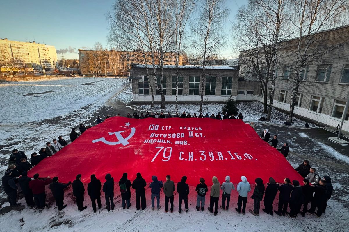 В Костроме развернули Знамя Победы