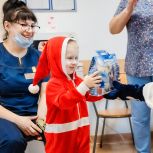Партийцы Нягани поздравили юных пациентов окружной больницы с Новым годом