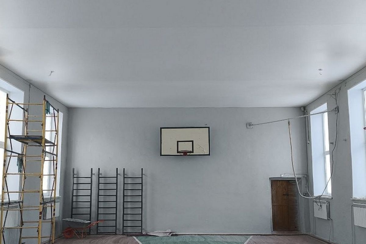 В карабашской школе завершается ремонт потолка в спортзале