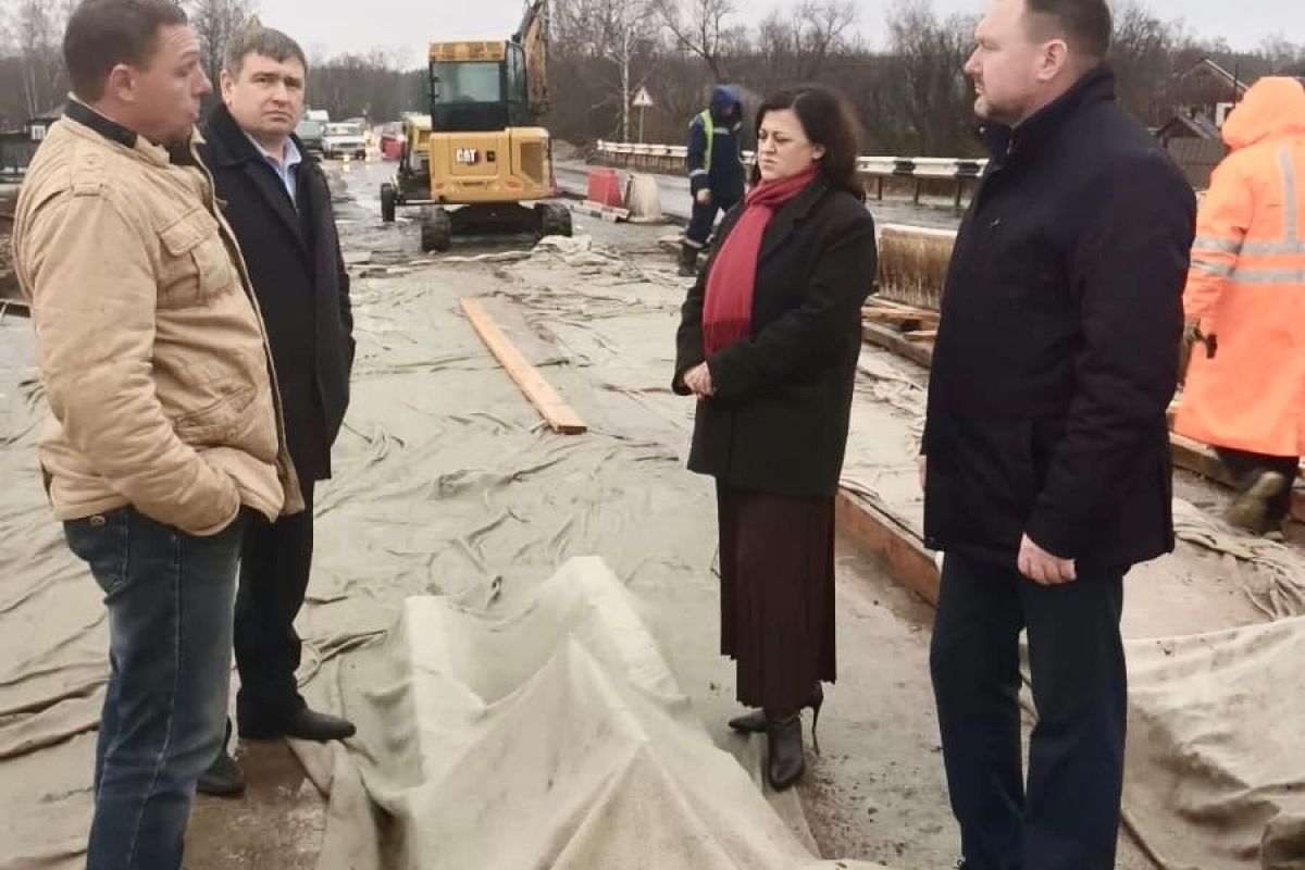 Партийцы проверили ход ремонта моста через озеро Белое в Кадомском районе