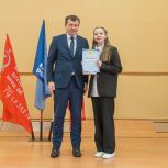 Дмитрий Жуков вручил грамоты школьникам-победителям Олимпиад и оценил первый этап благоустройства набережной в Качканаре