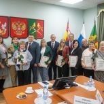 Депутаты «Единой России» встретились с волонтёрами Таловского района в День добровольца