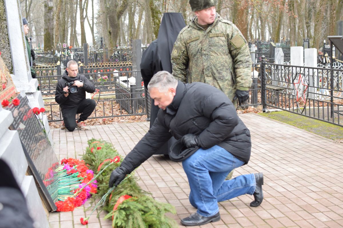 Депутат «Единой России» возложил цветы к монументу воинам, погибшим в годы Великой Отечественной войны