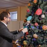 Александр Ведерников отправит подарки детям из Кировска в рамках благотворительной акции «Ёлка желаний»