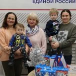 Вероника Власова поздравила многодетную семью с Новым годом