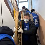 Партийцы продолжают устранять последствия пожара в доме на больничном проезде 10