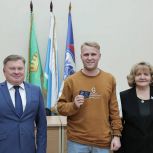 Людмила Бабушкина вручила партбилеты жителям Камышлова