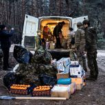 Новогодние подарки для смоленских подразделений. Единороссы доставили «за ленточку» новую партию груза