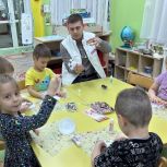 Молодогвардейцы Приуральского района организовали мастер-класс для воспитанников детского сада