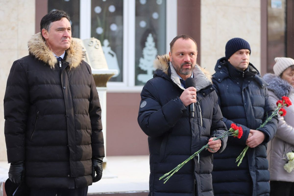 При поддержке «Единой России» в Иркутске открыли мемориальную доску участнику СВО