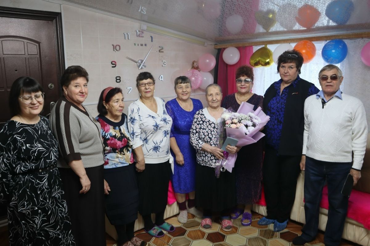 Единороссы поздравили долгожительницу с 90-летием