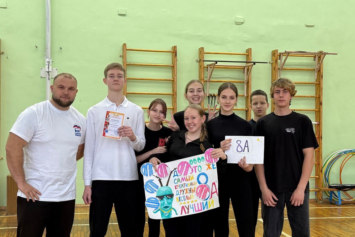 Самый сильный человек Алтайского края проводит зарядки в школах