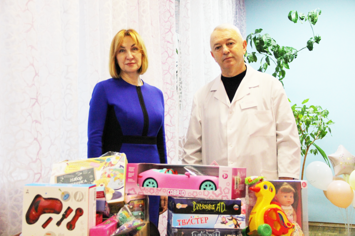 Партийцы доставили «Коробку храбрости» в детскую больницу