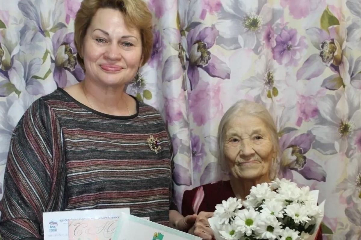 15 декабря свой 90-летний юбилей празднует старейший член партии "Единая Россия" Галина Ивановна Кузнецова