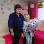 Единороссы поздравили долгожительницу с 90-летием