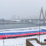 «Молодая Гвардия Единой России» развернула в Казани огромный триколор