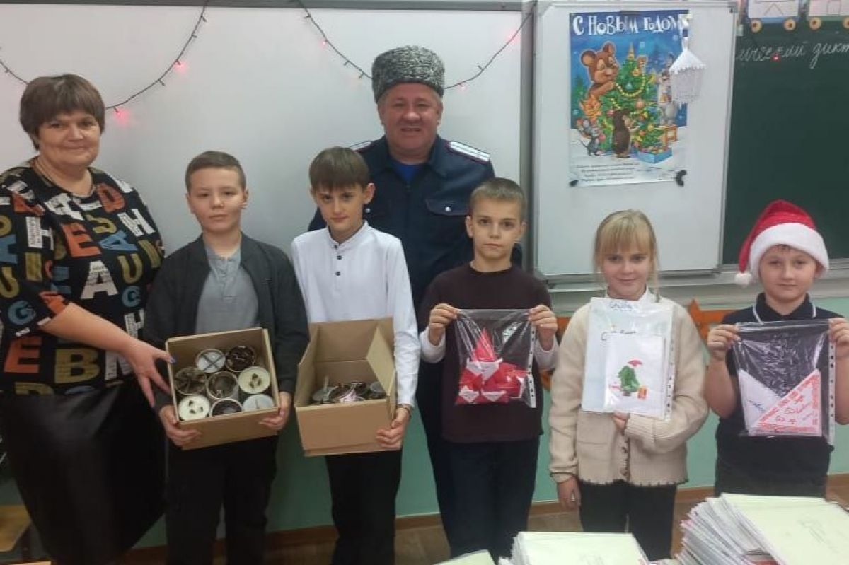 Новогодняя акция «Тепло для Героя» объединила единороссов, школьников и казаков
