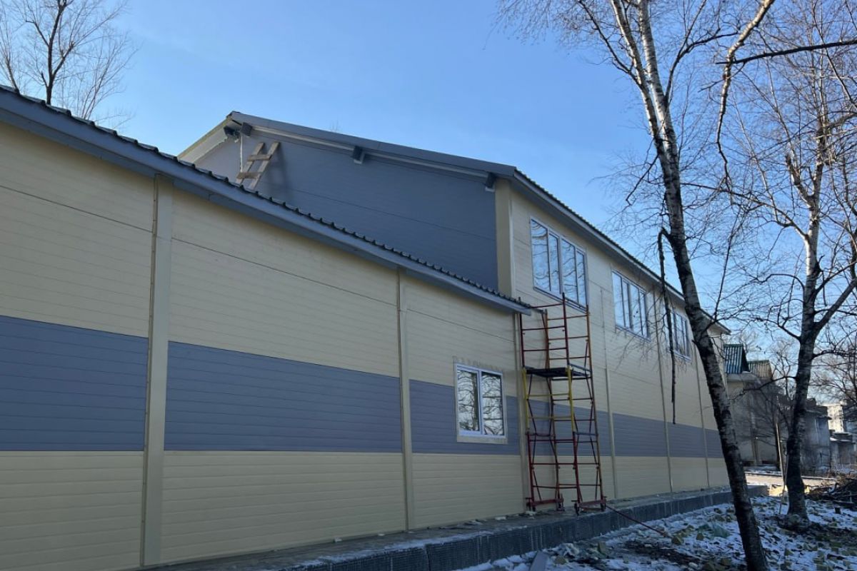 В Артёме завершается строительство модульного спортивного зала