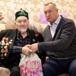 Александр Никошин посетил ветерана ВОВ и подопечных дома-интерната
