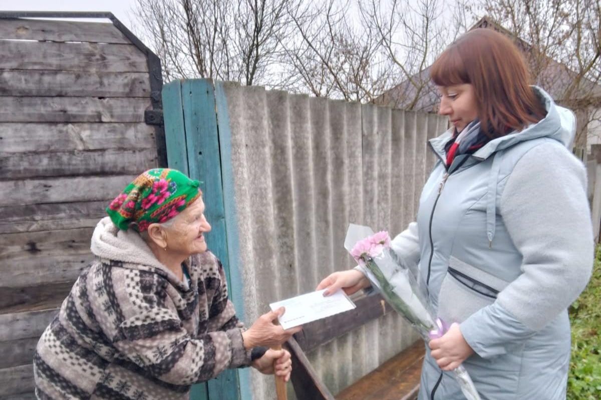 Единороссы Железногорского района поздравили многодетных матерей