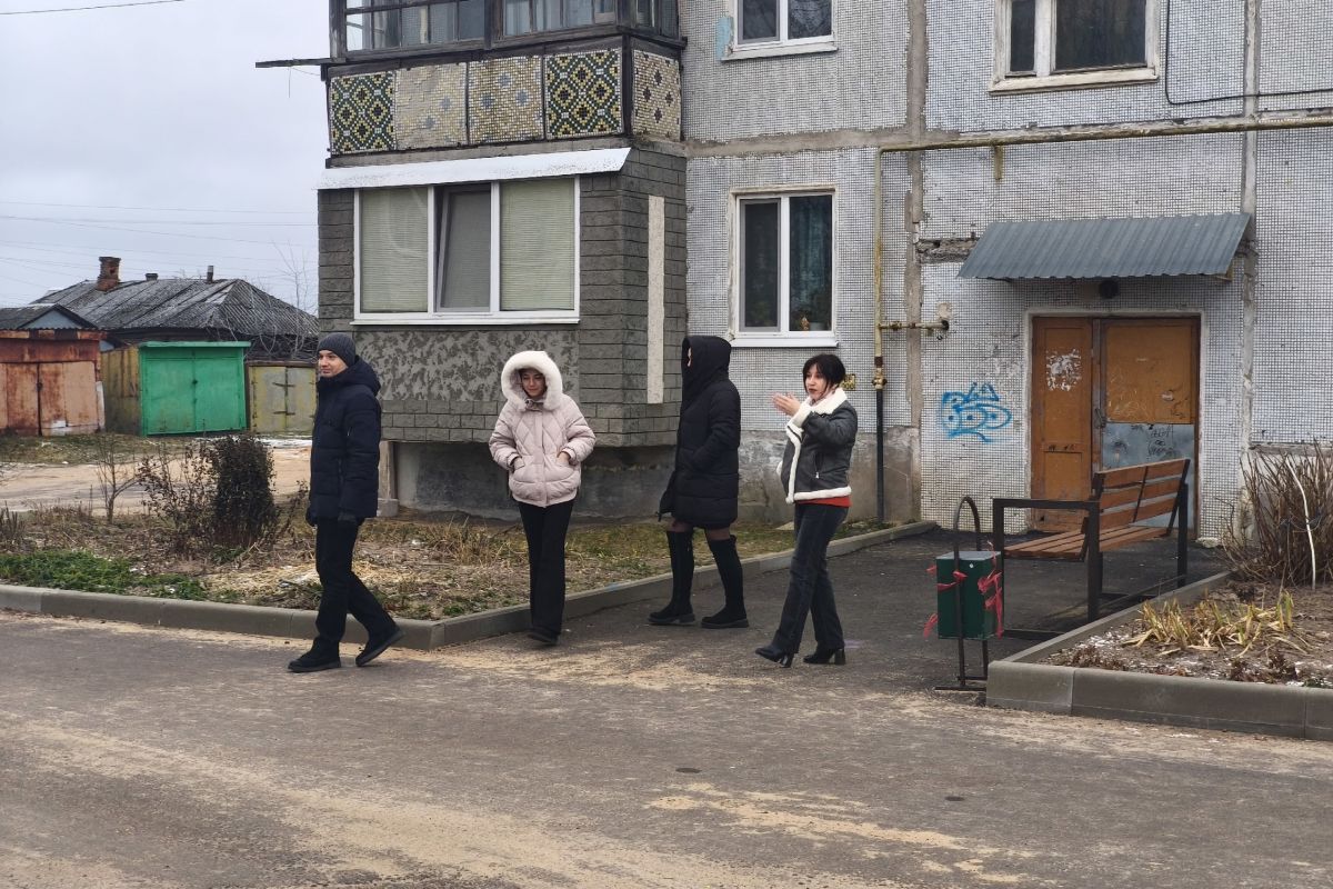 «Партийный десант» проверил качество благоустройства дворов в Мглинском районе
