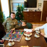Андрей Артюхов поздравил ветерана СВО и его семью с Новым годом