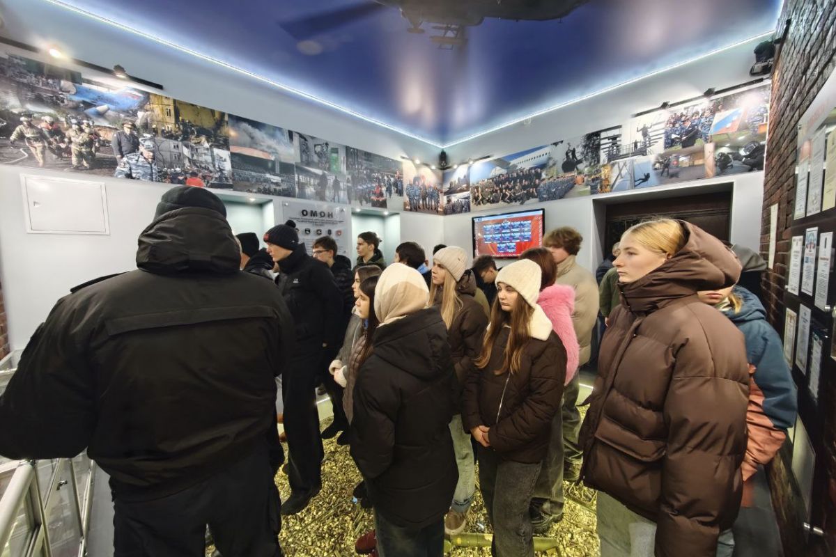 В Данилове Ярославской области «Единая Россия» устроила школьникам экскурсию в подразделения ОМОН и СОБР