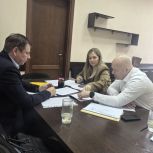 Транспортная проблема, установка детских городков, благоустройство территорий: «Единая Россия» проводит приемы граждан