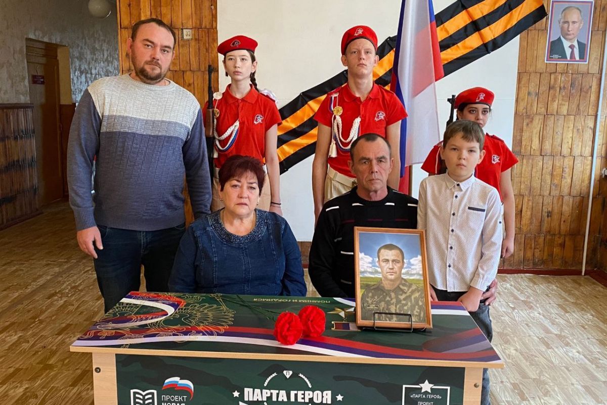 В рамках партпроекта «Новая школа» в Волгоградской области открыли несколько парт Героя, посвященных памяти участников Великой Отечественной войны и спецоперации