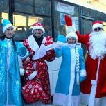 «Единая Россия» организовала новогодние поздравления жителей Геническа Херсонской области на городском транспорте