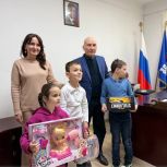 В рамках акции "Коробка храбрости" единороссы продолжают поддержку детей с ОВЗ