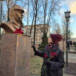 Обновлённые бюсты Героев Советского Союза установлены в Старой Руссе