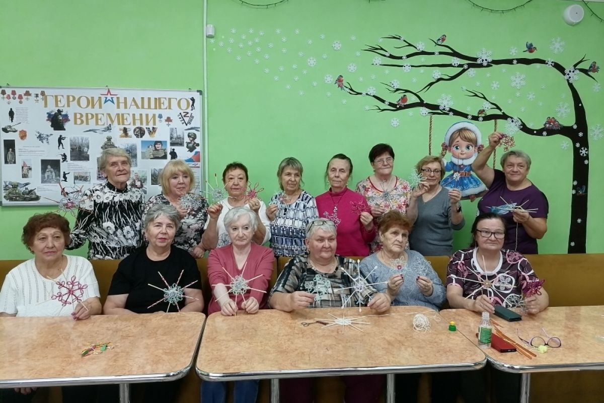 Новогодний мастер-класс для старшего поколения провели в Каслях