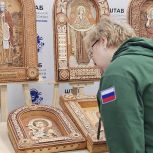 В Мурманске представили уникальную выставку икон из бересты