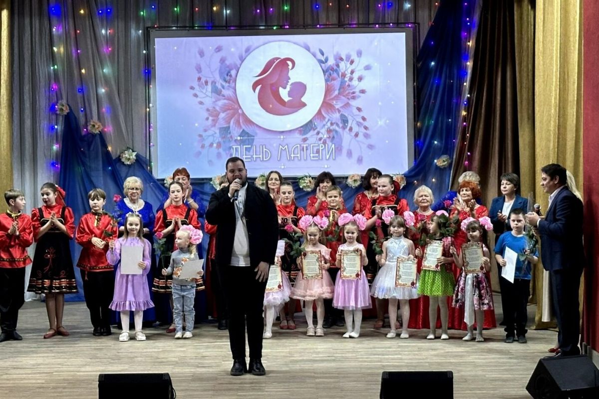 Концерты и теплые слова. Единороссы поздравили смолянок с Днем матери