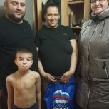 Чудовский депутат подарила новогодние подарки семьям