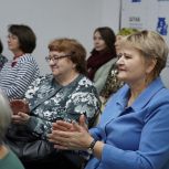 Золотые руки мамы: праздничный квартирник прошел в штабе общественной поддержки «Единой России»