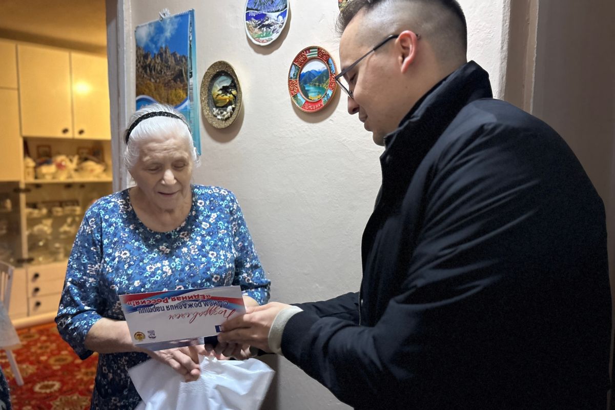 Депутат Андрей Козлов поздравил ветерана «Единой России» с днем рождения партии