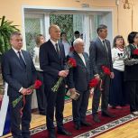 «Единая Россия» установила в школах регионов новые Парты Героя и мемориальные знаки