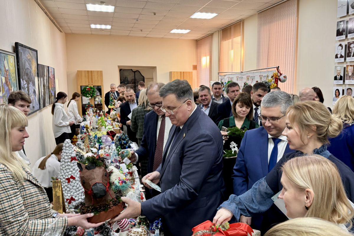 В Смоленском горсовете в четвёртый раз открылась ежегодная благотворительная выставка-ярмарка «От сердца к сердцу» в рамках проекта «Единой России»