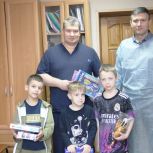 Сергей Муравьев передал главному врачу Курской областной больницы Михаилу Лукашову подарки для ребятишек