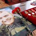 Парты Героев в честь защитников Родины открыли в Стаханове и Брянке