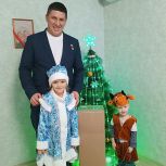 Роман Кулаков поздравил детей с Новым годом в рамках акции «Елка желаний»