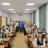 «Люди с горящими сердцами»: в Карталах прошёл урок доброты, приуроченный ко Дню добровольца в России